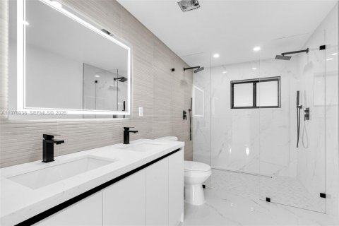 House in Hialeah, Florida 3 bedrooms, 172.61 sq.m. № 2044696 - photo 22