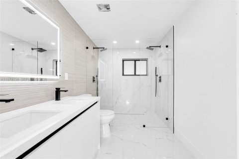 House in Hialeah, Florida 3 bedrooms, 172.61 sq.m. № 2044696 - photo 21