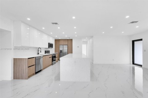 House in Hialeah, Florida 3 bedrooms, 172.61 sq.m. № 2044696 - photo 9