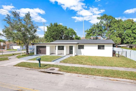 House in Hialeah, Florida 3 bedrooms, 172.61 sq.m. № 2044696 - photo 2