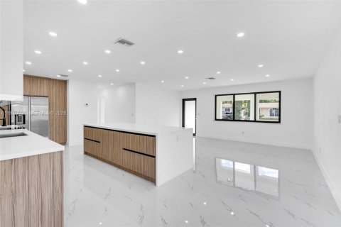 House in Hialeah, Florida 3 bedrooms, 172.61 sq.m. № 2044696 - photo 11