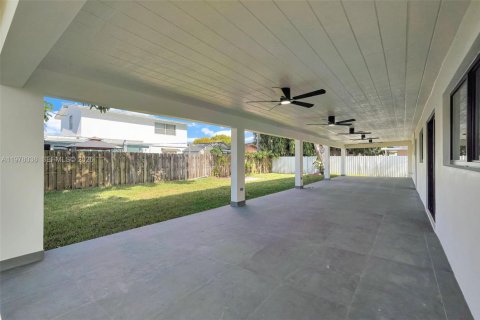 House in Hialeah, Florida 3 bedrooms, 172.61 sq.m. № 2044696 - photo 26