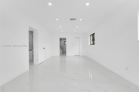House in Hialeah, Florida 3 bedrooms, 172.61 sq.m. № 2044696 - photo 20