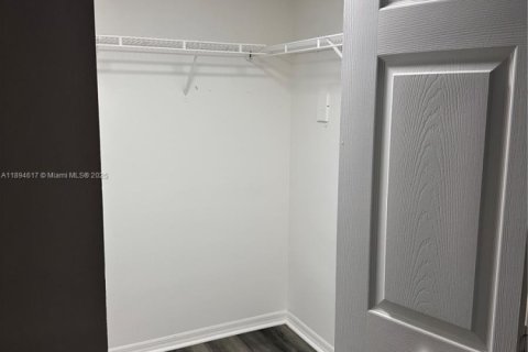 Condominio en alquiler en Pembroke Pines, Florida, 2 dormitorios, 92.9 m2 № 1947076 - foto 8