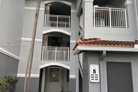 Condominio en alquiler en Pembroke Pines, Florida, 2 dormitorios, 92.9 m2 № 1947076 - foto 1