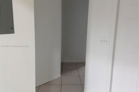 Condominio en alquiler en Pembroke Pines, Florida, 2 dormitorios, 92.9 m2 № 1947076 - foto 10