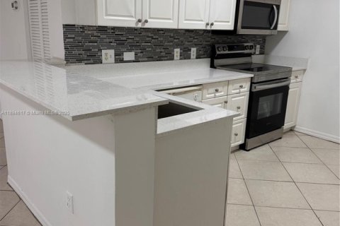 Condominio en alquiler en Pembroke Pines, Florida, 2 dormitorios, 92.9 m2 № 1947076 - foto 4