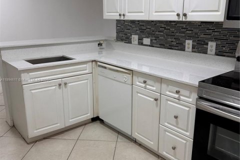 Condominio en alquiler en Pembroke Pines, Florida, 2 dormitorios, 92.9 m2 № 1947076 - foto 5