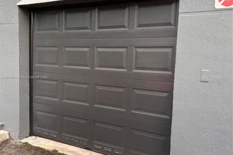 Condominio en alquiler en Pembroke Pines, Florida, 2 dormitorios, 92.9 m2 № 1947076 - foto 2