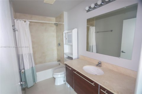 Condo in Miami, Florida, 1 bedroom  № 1943718 - photo 13