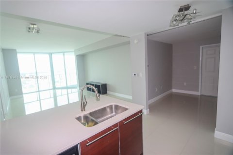 Condo in Miami, Florida, 1 bedroom  № 1943718 - photo 9