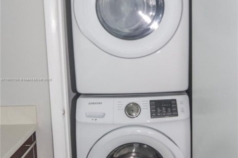 Condo in Miami, Florida, 1 bedroom  № 1943718 - photo 17