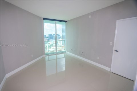 Condo in Miami, Florida, 1 bedroom  № 1943718 - photo 11
