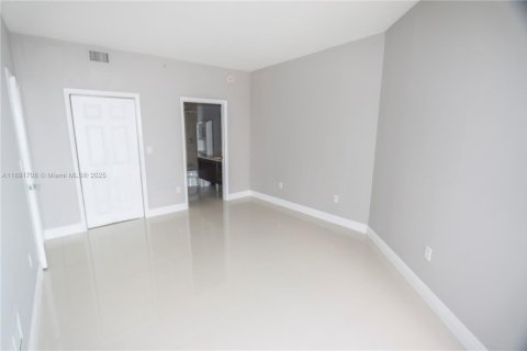 Condo in Miami, Florida, 1 bedroom  № 1943718 - photo 12