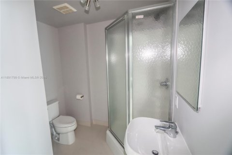 Condo in Miami, Florida, 1 bedroom  № 1943718 - photo 14