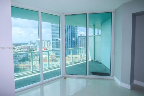 Condo in Miami, Florida, 1 bedroom  № 1943718 - photo 4