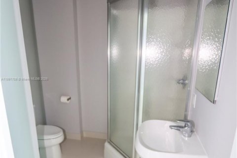Condo in Miami, Florida, 1 bedroom  № 1943718 - photo 15