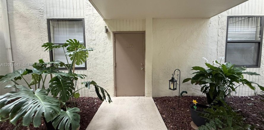 Apartment in Aventura, Florida 3 bedrooms, 108.7 sq.m. № 2075342
