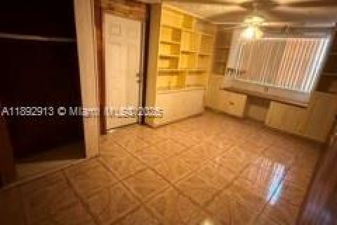 Casa en venta en North Miami, Florida, 3 dormitorios, 160.35 m2 № 1946683 - foto 10