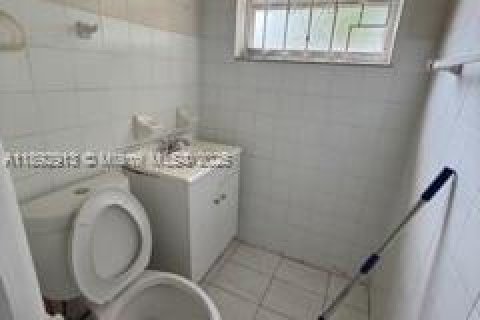 Casa en venta en North Miami, Florida, 3 dormitorios, 160.35 m2 № 1946683 - foto 7