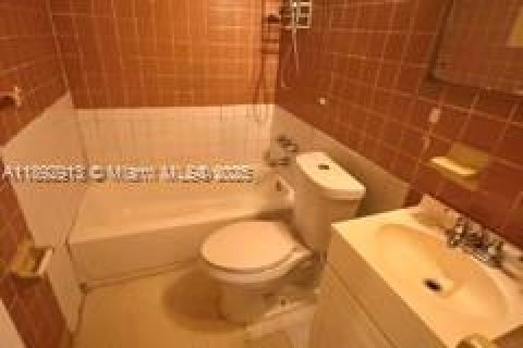 Casa en venta en North Miami, Florida, 3 dormitorios, 160.35 m2 № 1946683 - foto 28