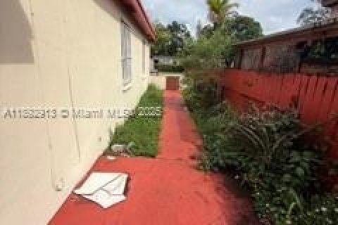 Casa en venta en North Miami, Florida, 3 dormitorios, 160.35 m2 № 1946683 - foto 27
