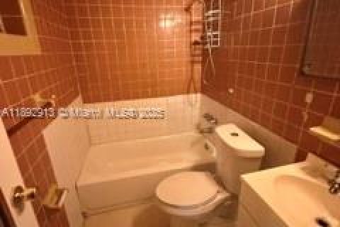 Casa en venta en North Miami, Florida, 3 dormitorios, 160.35 m2 № 1946683 - foto 3