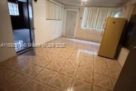 Casa en venta en North Miami, Florida, 3 dormitorios, 160.35 m2 № 1946683 - foto 5