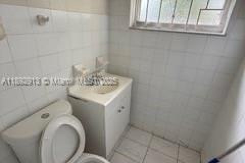 Casa en venta en North Miami, Florida, 3 dormitorios, 160.35 m2 № 1946683 - foto 16