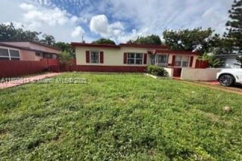 Casa en venta en North Miami, Florida, 3 dormitorios, 160.35 m2 № 1946683 - foto 1