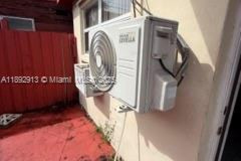Casa en venta en North Miami, Florida, 3 dormitorios, 160.35 m2 № 1946683 - foto 26
