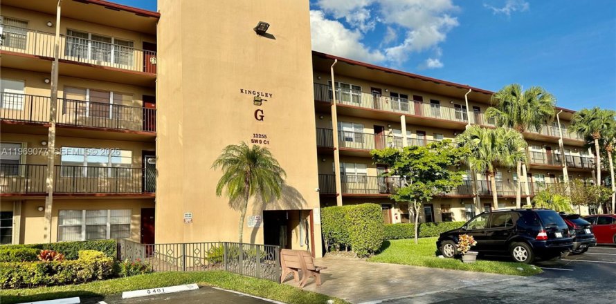Condominio en Pembroke Pines, Florida, 2 dormitorios № 2029991