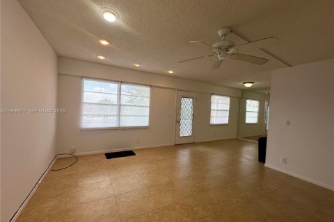 Condominio en alquiler en Pembroke Pines, Florida, 2 dormitorios, 96.99 m2 № 2029991 - foto 2