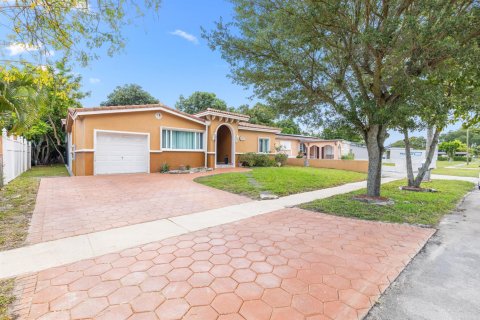 House in Hollywood, Florida 3 bedrooms, 194.26 sq.m. № 2184692 - photo 2