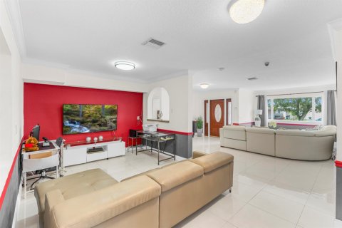 House in Hollywood, Florida 3 bedrooms, 194.26 sq.m. № 2184692 - photo 5