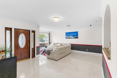 House in Hollywood, Florida 3 bedrooms, 194.26 sq.m. № 2184692 - photo 3