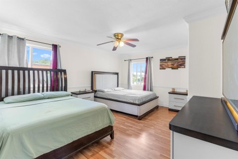 House in Hollywood, Florida 3 bedrooms, 194.26 sq.m. № 2184692 - photo 11