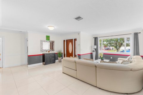 House in Hollywood, Florida 3 bedrooms, 194.26 sq.m. № 2184692 - photo 6