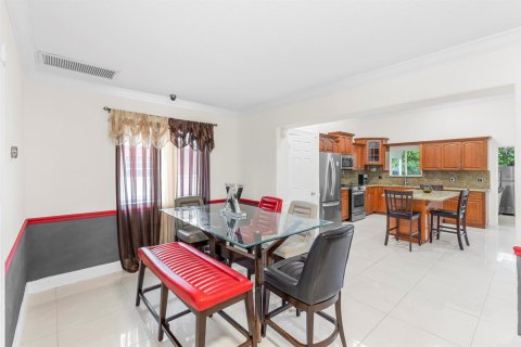 House in Hollywood, Florida 3 bedrooms, 194.26 sq.m. № 2184692 - photo 4