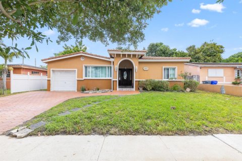 House in Hollywood, Florida 3 bedrooms, 194.26 sq.m. № 2184692