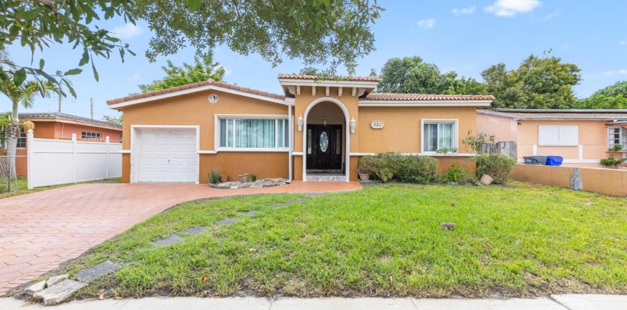 House in Hollywood, Florida 3 bedrooms, 194.26 sq.m. № 2184692