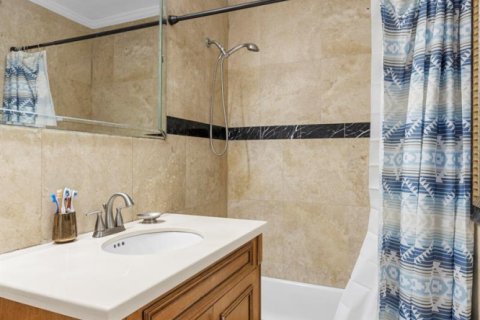 House in Hollywood, Florida 3 bedrooms, 194.26 sq.m. № 2184692 - photo 8