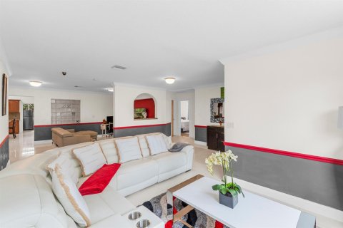 House in Hollywood, Florida 3 bedrooms, 194.26 sq.m. № 2184692 - photo 7