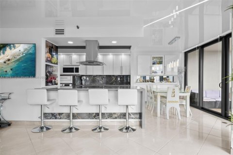 Condominio en venta en Aventura, Florida, 2 dormitorios, 141.4 m2 № 1787237 - foto 16