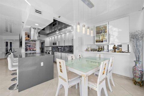 Condominio en venta en Aventura, Florida, 2 dormitorios, 141.4 m2 № 1787237 - foto 20
