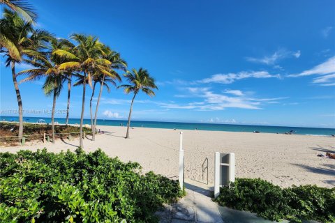 Condominio en venta en Hollywood, Florida, 1 dormitorio, 50.35 m2 № 1861295 - foto 3