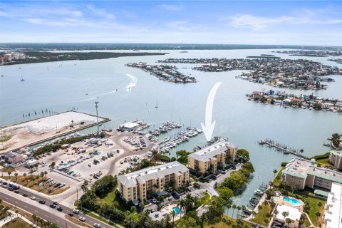 Condo in Madeira Beach, Florida, 2 bedrooms  № 2218337