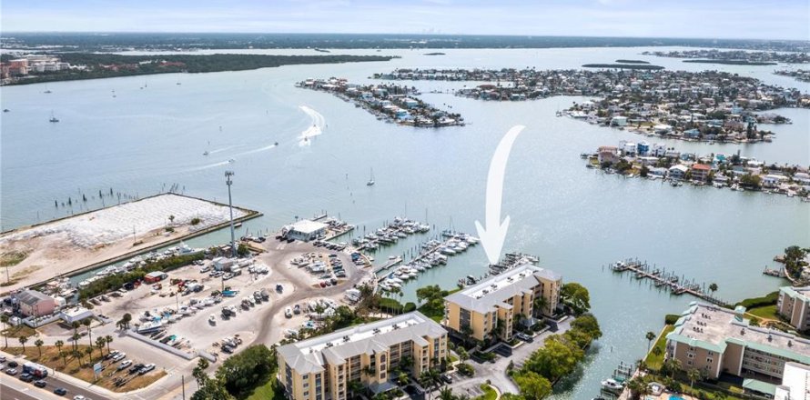 Condominio en Madeira Beach, Florida, 2 dormitorios № 2218337