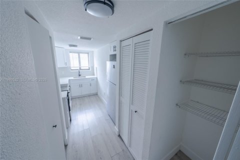 Apartment in Miami, Florida 2 bedrooms, 69.68 sq.m. № 2045320 - photo 10