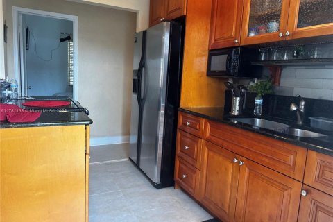 House in Miami, Florida 3 bedrooms, 89.19 sq.m. № 1705618 - photo 12